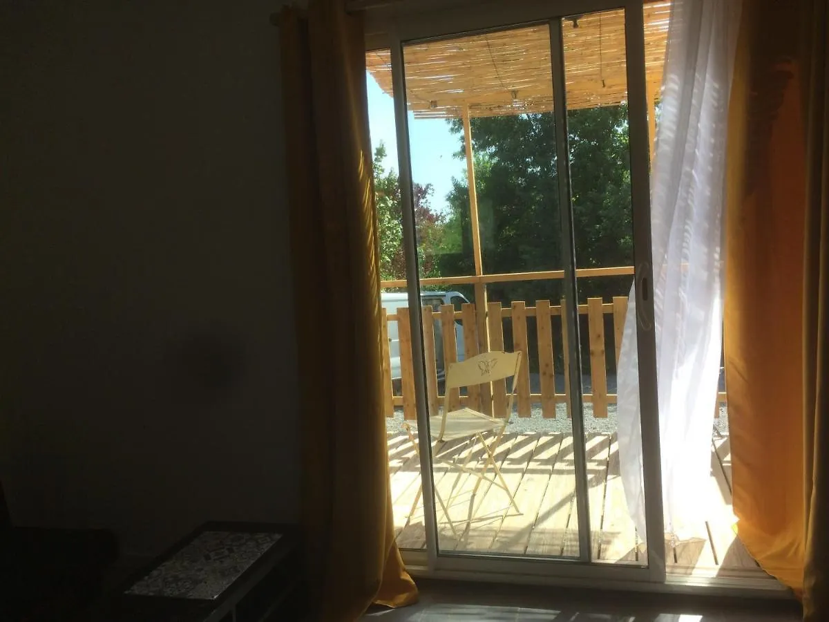 Appartement L'Oiseau Chanteur à Darbres 0*,  France